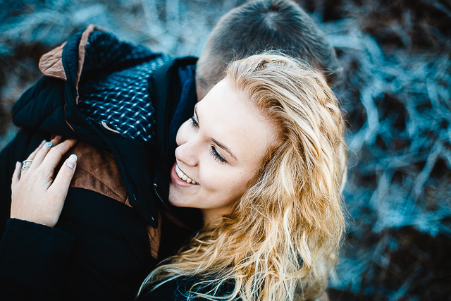 Pärchenshooting - Frau umarmt Freund