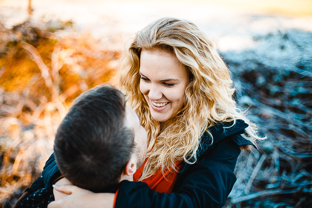 Frau blickt Mann in die Augen