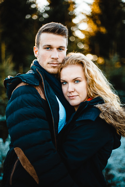 Pärchenshooting - Paar guckt guckt in die Kamera