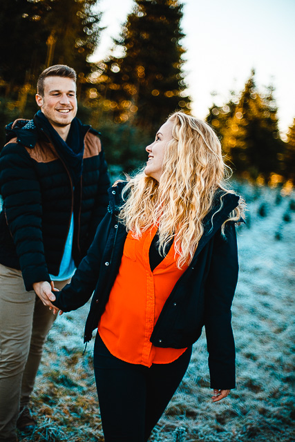 Fotoshooting - Frau führt Mann an der Hand