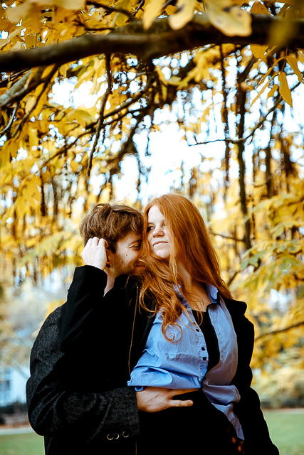 Paar unterm Baum - Herbst - Fotoshooting