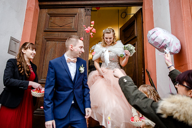 Hochzeitsfotograf vor dem Standesamt