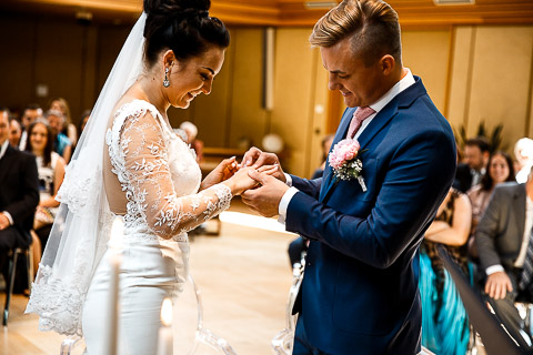 Bräutigam setzt der Braut den Ring auf