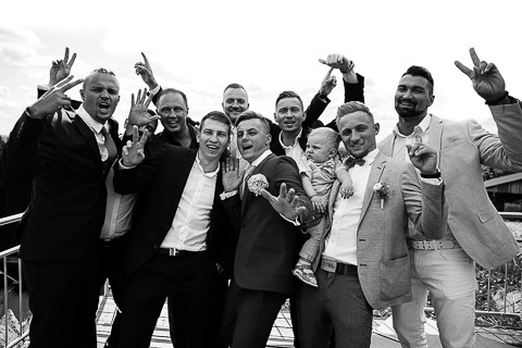 Gruppenfoto, männliche Gäste und Freunde mit Bräutigam