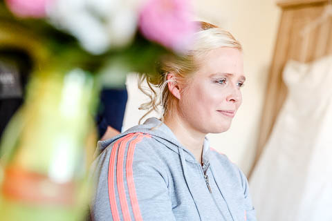 Braut wird geschminkt