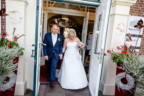 Brautpaar verlässt Standesamt