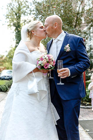 Brautpaat küsst sich