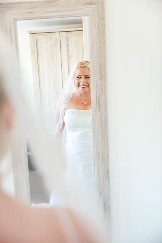 Braut sieht sich das erste Mal im Spiegel