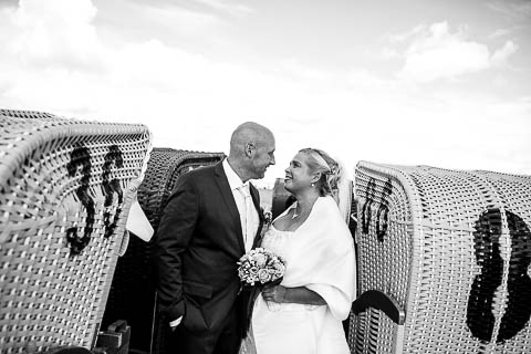 Brautpaarfotos mit Strandkorb