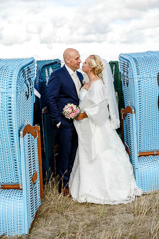 Brautpaar zwischen Strandkörben