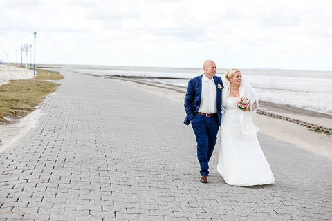 Brautpaar an der Promenade