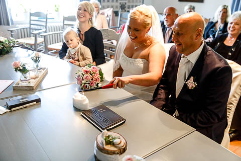 Braut entzündet Hochzeitskerze