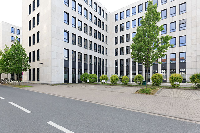 modernes Haus, mit Bäumen