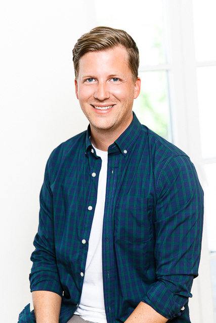 Team-FotoShooting, Outfit-Beispiel blaues Hemd Junger Mann