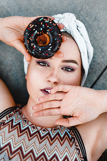 Sedcard Closeup mit Model liegend