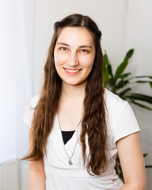 Mitarbeiter-Fotos, Frau, Outfit-Beispiel weiße Bluse