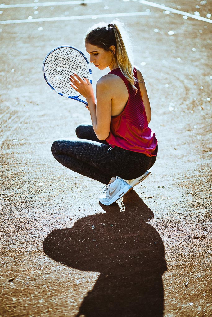 Junge Frau Tennisplatz