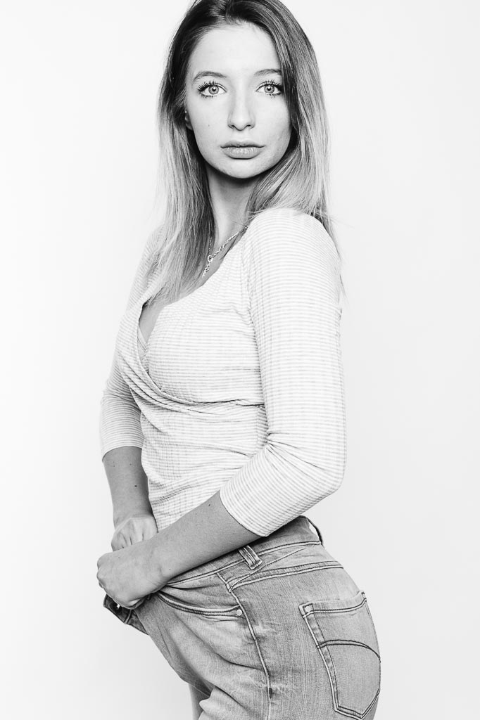 Fotomodel zieht Hose an