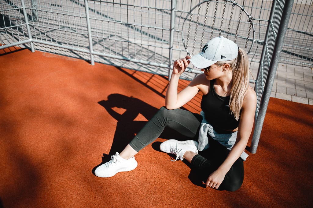 Junge Frauauf dem Sportplatz